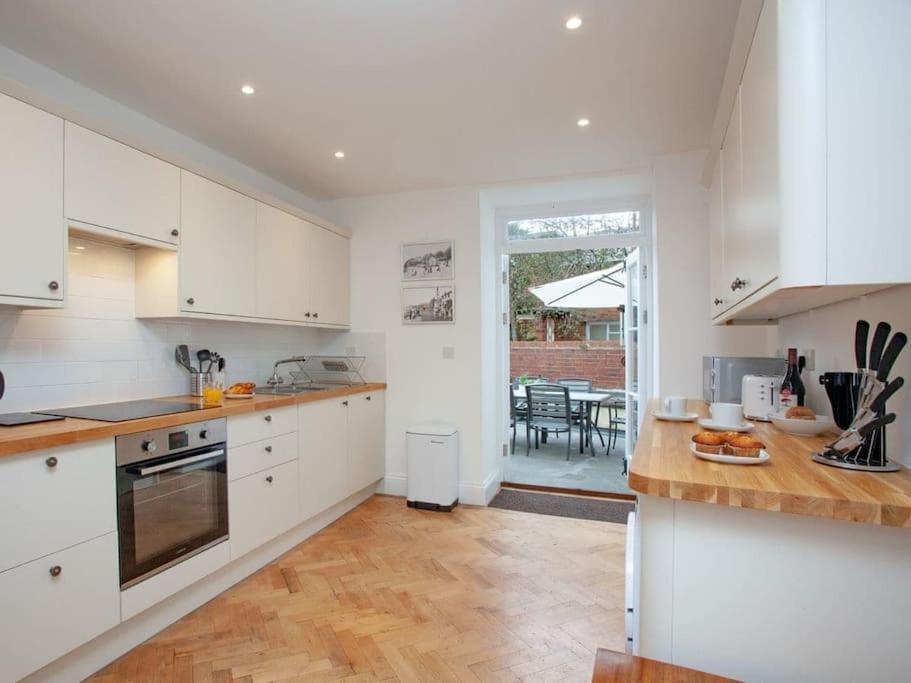 2 Central, Spacious, Apartment With Private Patio ซิดมัธ ภายนอก รูปภาพ