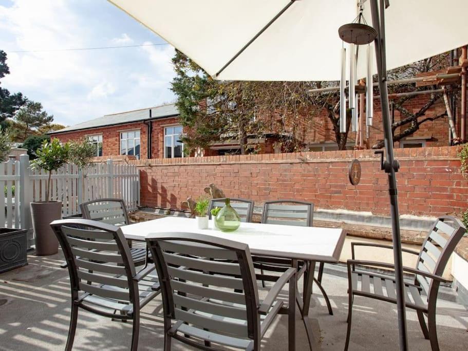 2 Central, Spacious, Apartment With Private Patio ซิดมัธ ภายนอก รูปภาพ
